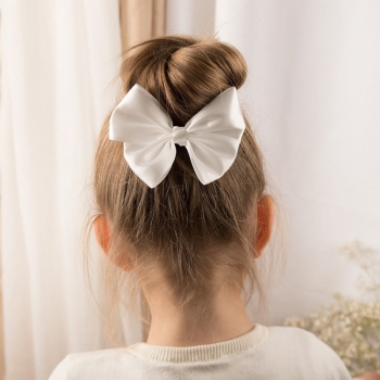 Biala-kokardka-na-spince.-Ozdoba-glowy-i--fryzury-dla-dziewczynki.-Spinka-z-kokarda.